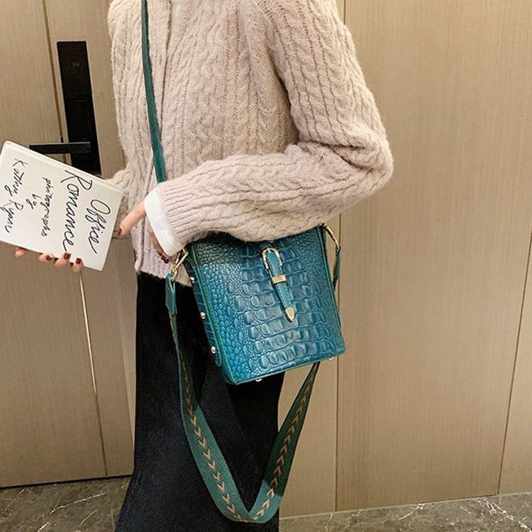 Thread Alligator Pu Rectangle Crossbody -laukut